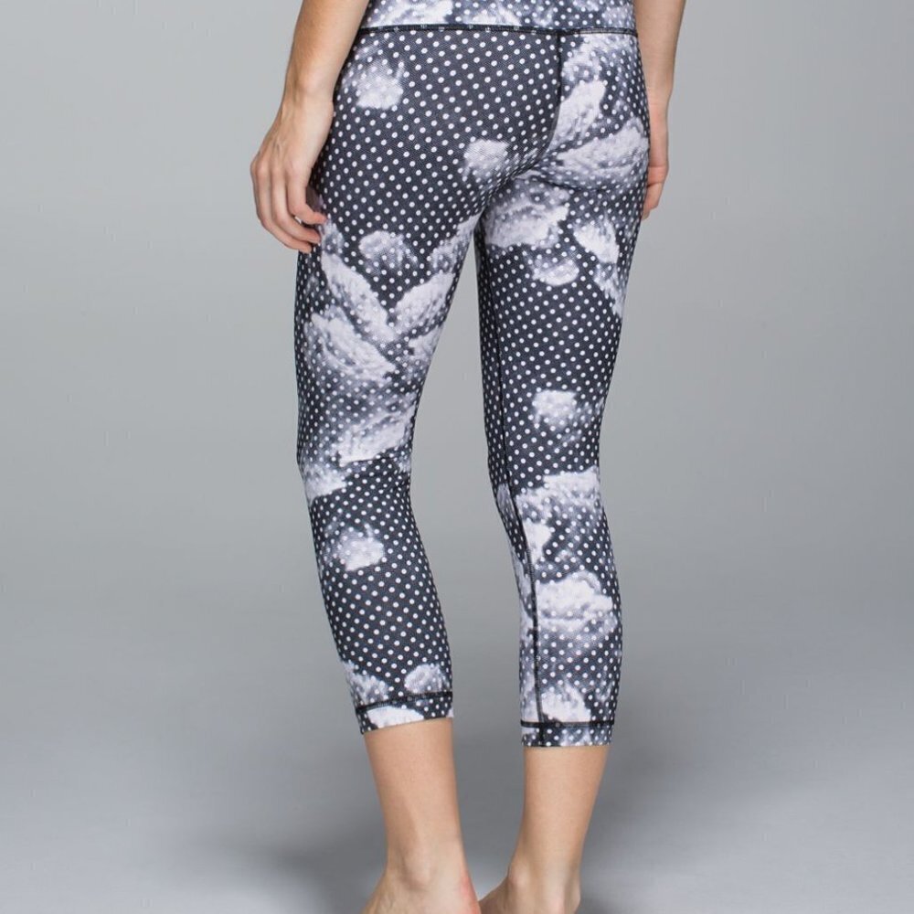 Lululemon Wunder Under Crop II - Picture 2 of 13